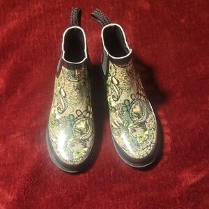 Adorable Sakroots Rain Boots